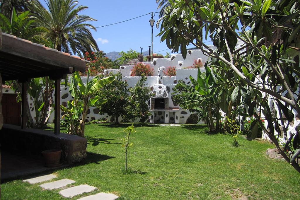 Jardin con barbacoa