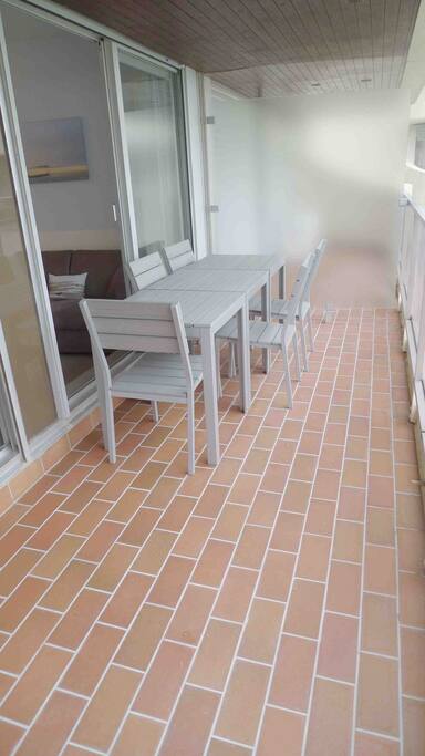 Balcon spacieux avec mobilier