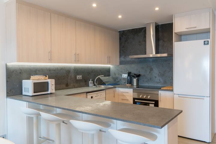 SeaHomes Vacations – Cala Banys Seafront Apt +PKG gallery image 5