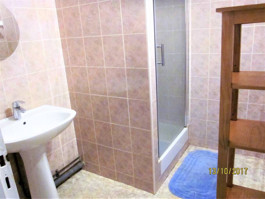 au 1°étage, la salle de bains avec lavabo et mitigeur,espace de douche