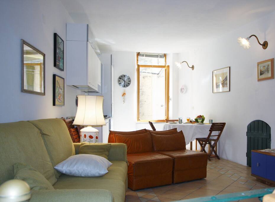 Living avec la fenetre sur un petit pace du vieille-ville
