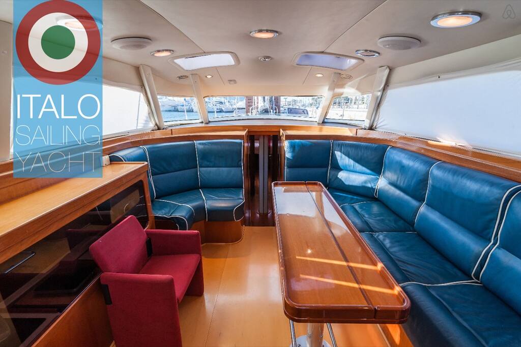 Deck saloon