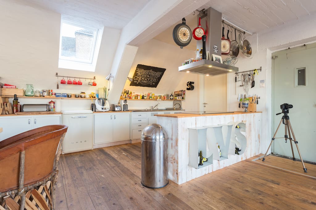 Wohnzimmer mit Küche, etwa 100qm groß.