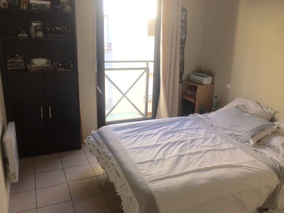 Chambre avec lit double