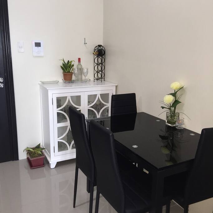 The dinning area with a mini bar