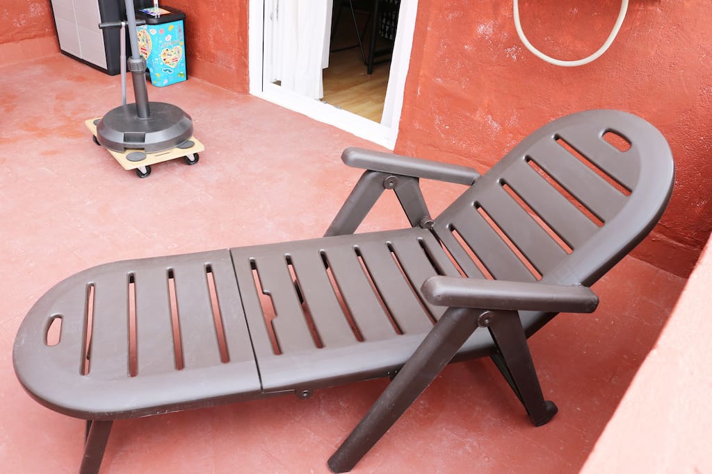 Tumbona relax de terraza. Muchas horas de sol disponible en la terraza para broncear la piel.