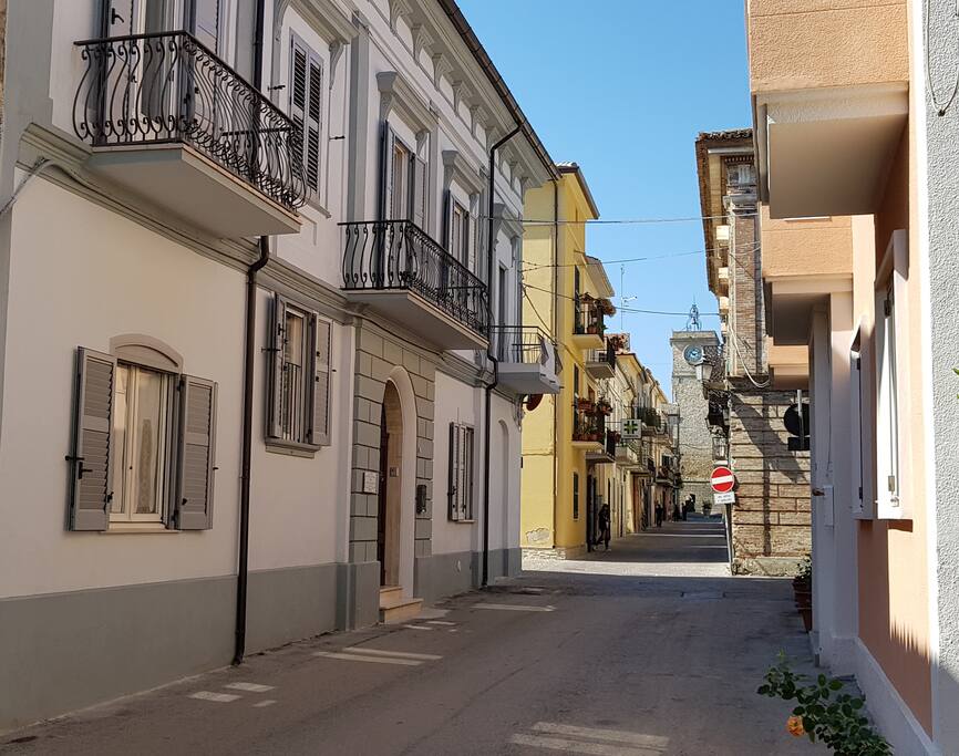 La facciata e il Corso di Rocca San Giovanni