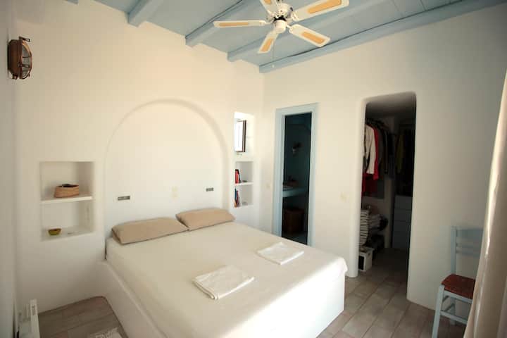 Dhomë gjumi master me banjë ensuite dhe dollap në këmbë