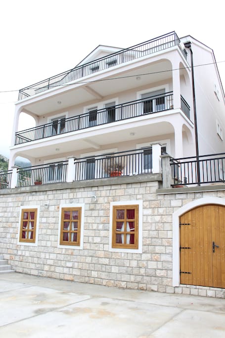 Apartment B3 SUNNY HILL SUNNY HILL - Parking and house entrance