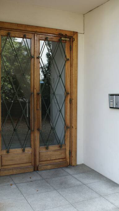 Entrée sécurisée de l'immeuble particulier