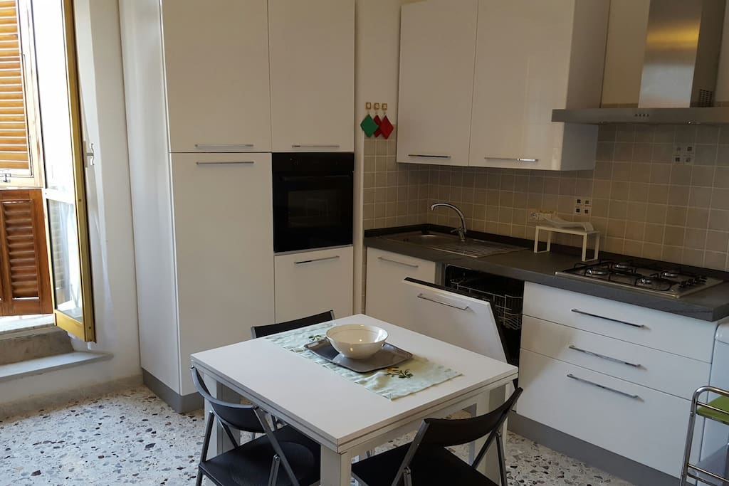 Cucina attrezzata con forno e lavastoviglie con balcone su Piazza Gallura