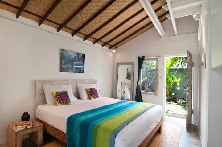 חדר שינה בקומה הראשונה עם נוף לגן