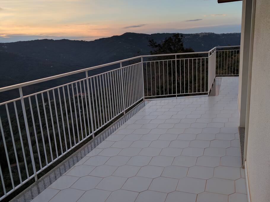 Balcone-terrazzo con vista panoramica sulla vallata