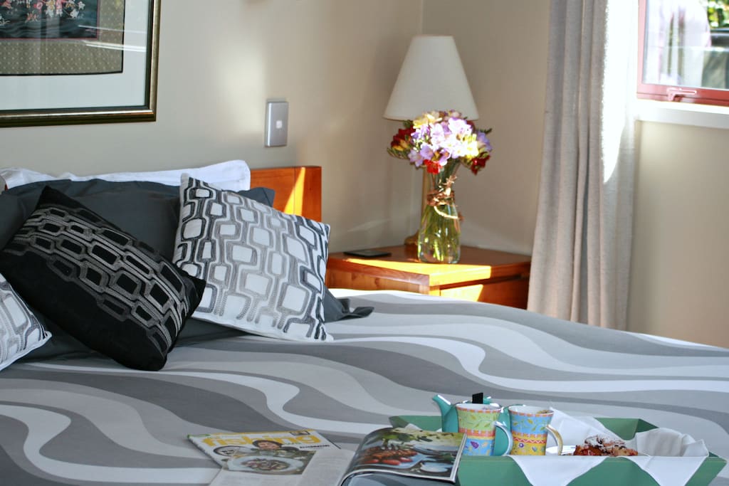 Cottage king size bed