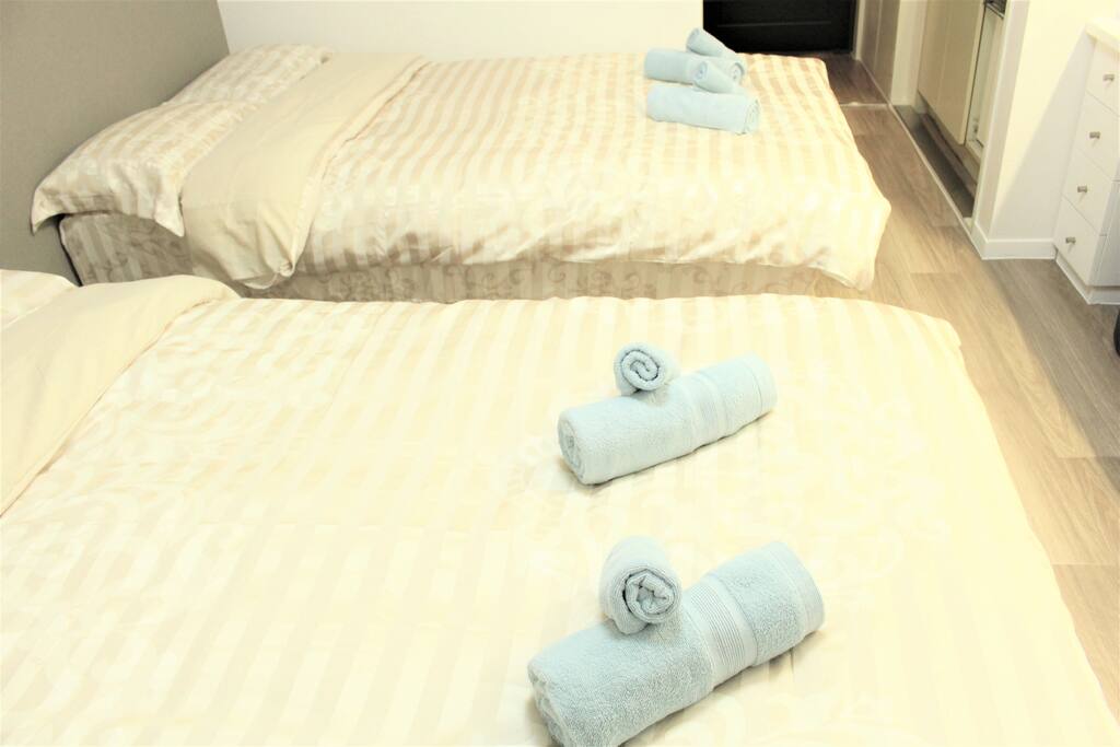 寝室 Bed room
セミダブルベッド×2
Semi-double bed×2
