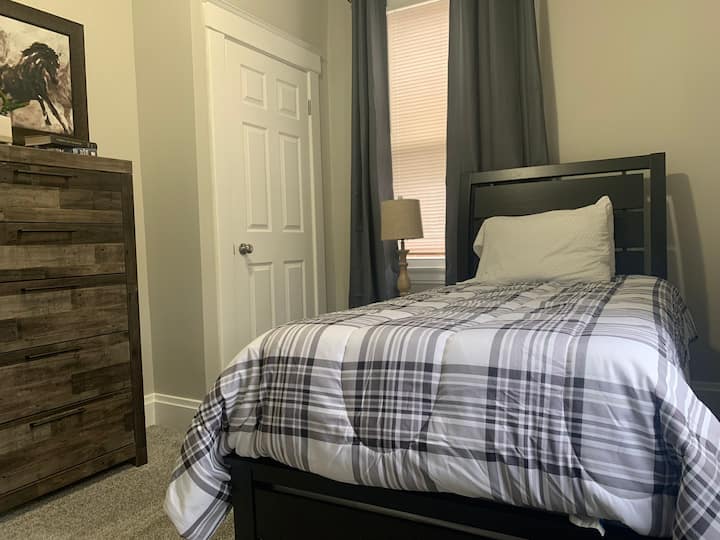 Tweepersoonskamer met 2 aparte bedden op de eerste etage met veel kast en opbergruimte.