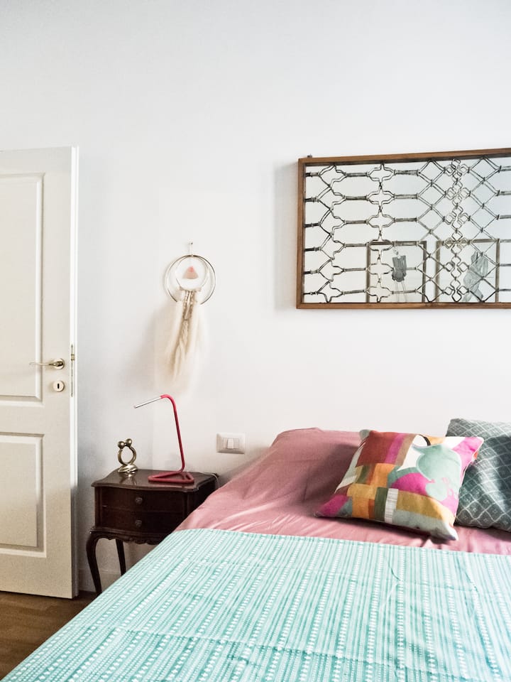 Menšia manželská posteľ v izbe Naif