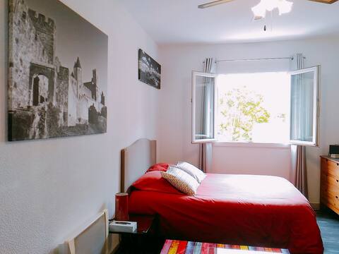 T 1 avec parking privé au pied de la cité.