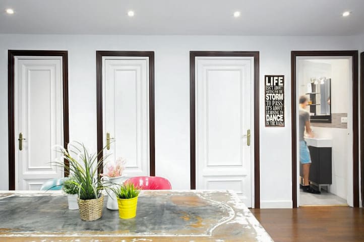 Beautiful 7 bedrooms apartment in Barcelona gallery image 2