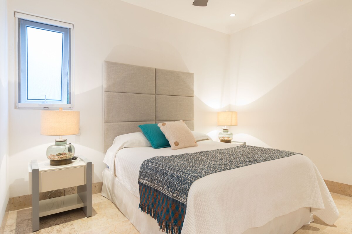 חדר שינה שני עם מיטת קווין סייז.