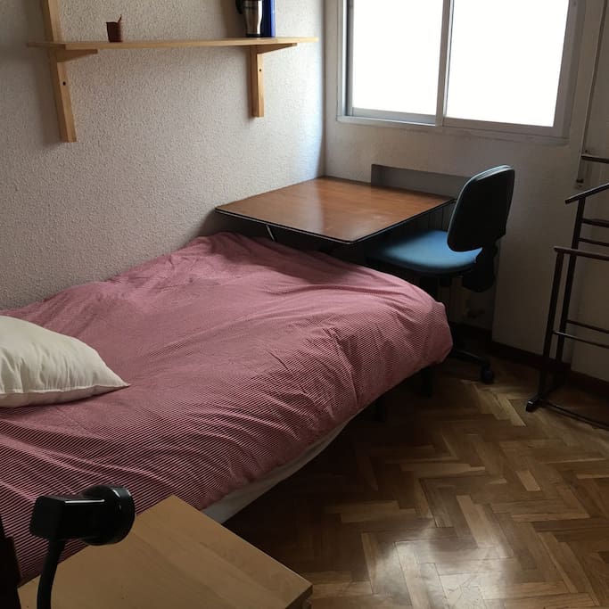 Habitación amplia y luminosa. Cama de 1,05m. Muy cómoda. Armario a disposición del huésped