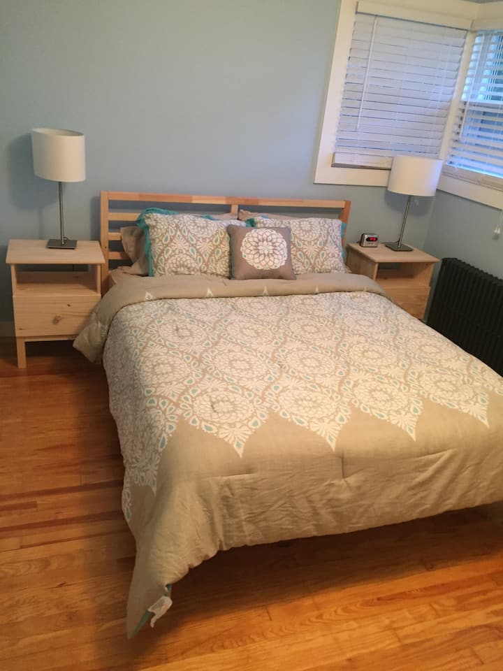 Útulná manželská posteľ, šatník a dostatok miesta.