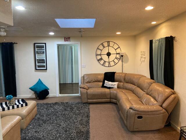 XL DALLAS HOME GROUPS WELCOME! Sleeps 23 /17 BEDS gallery image 4