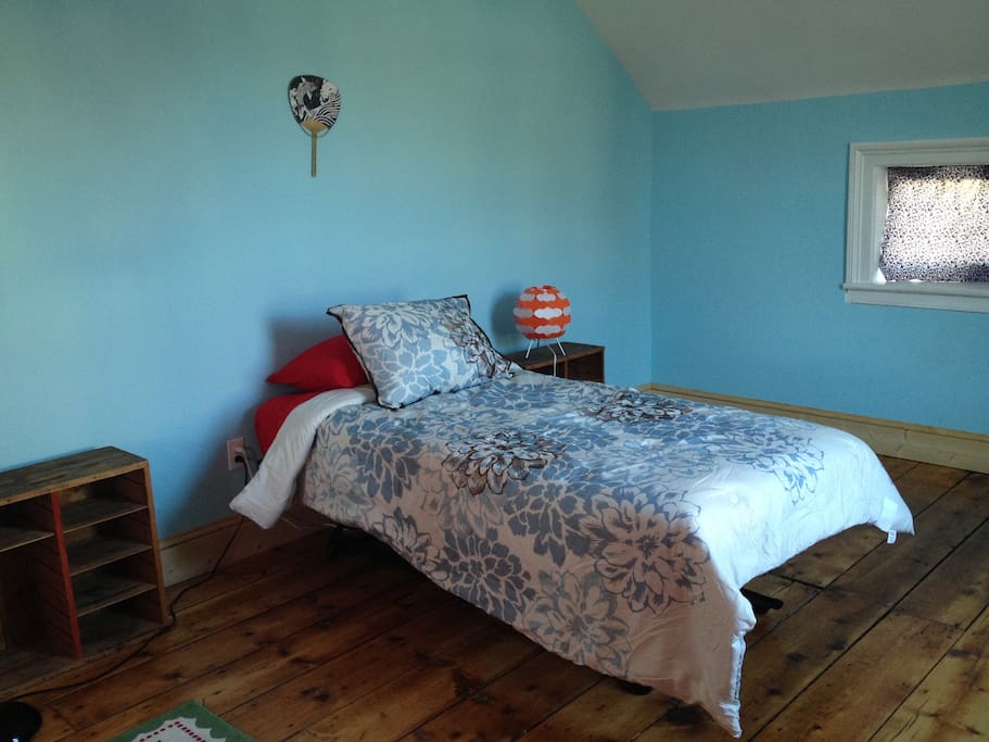 Upstairs bedroom with one twin bed.