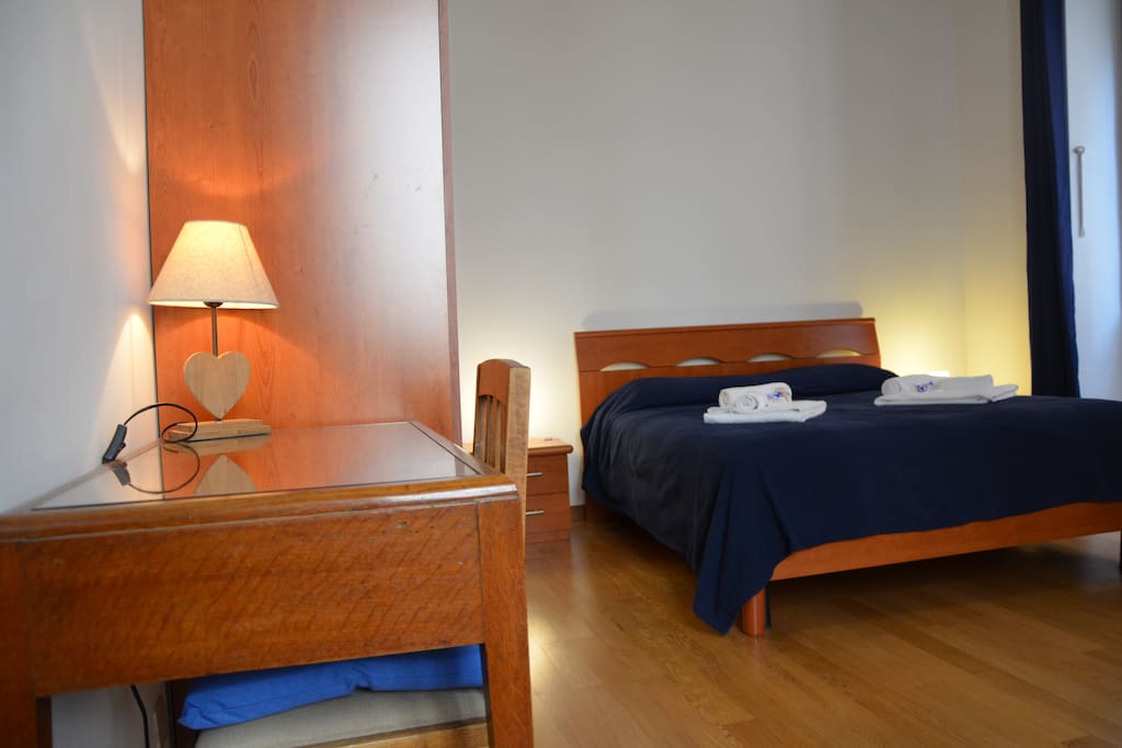 In the bedroom there is a small table to study your city tour
