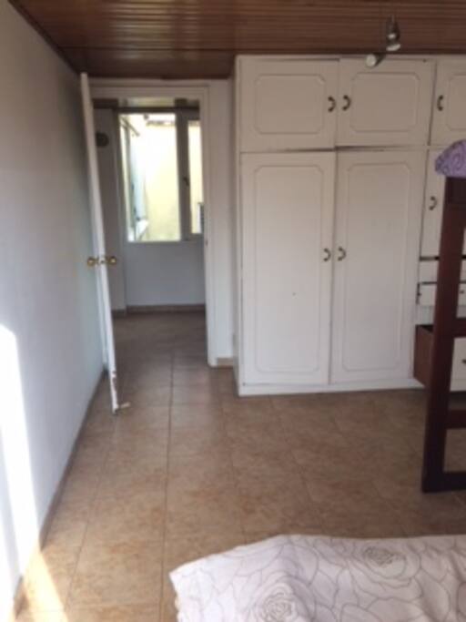 Large closet available
Gran closet disponible.