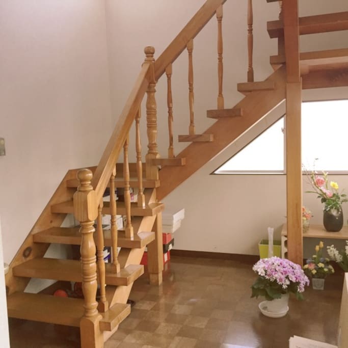 明るい吹き抜けの階段を上ると宿泊の方向けのお部屋があります。