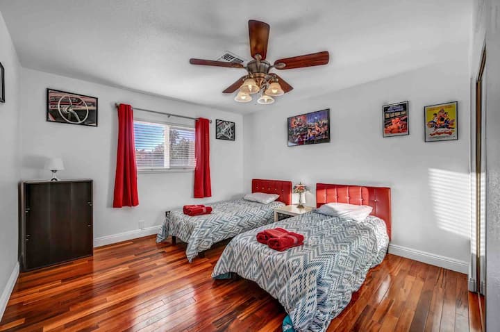 4号卧室， （楼上） 2张双人床 