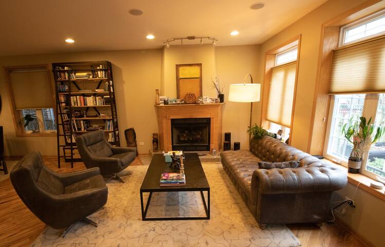 ♥ 3BR/2.5 BA House + Roof Deck in Wicker Park ♥ gallery image 4