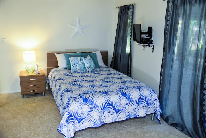 Спална соба на долниот кат, брачен кревет
