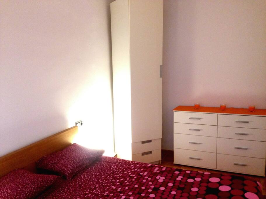 Habitación con armario y cajonera
