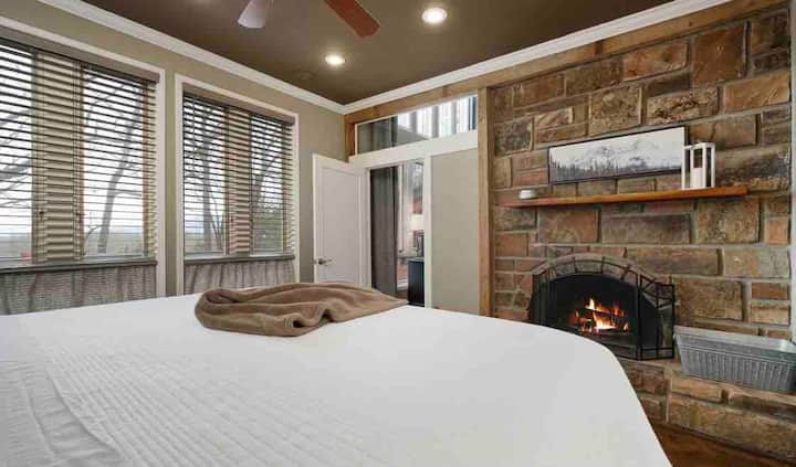 River Ridge
King Bedroom boasting outstanding views, private fireplace, and on-suite luxury bath