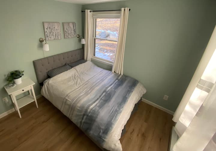 Dormitorio principal con cama tamaño queen