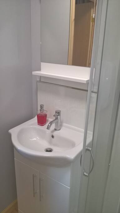 Vanity basin