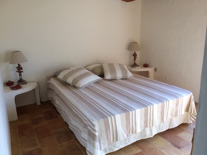 غرفة نوم 1 بسرير مزدوج 160 سم ، وشرفة بإطلالة على حمام السباحة.