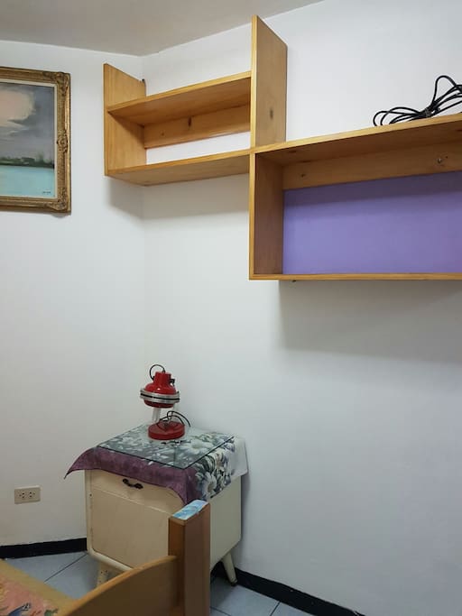 Mesa de noche y estantes incluidos