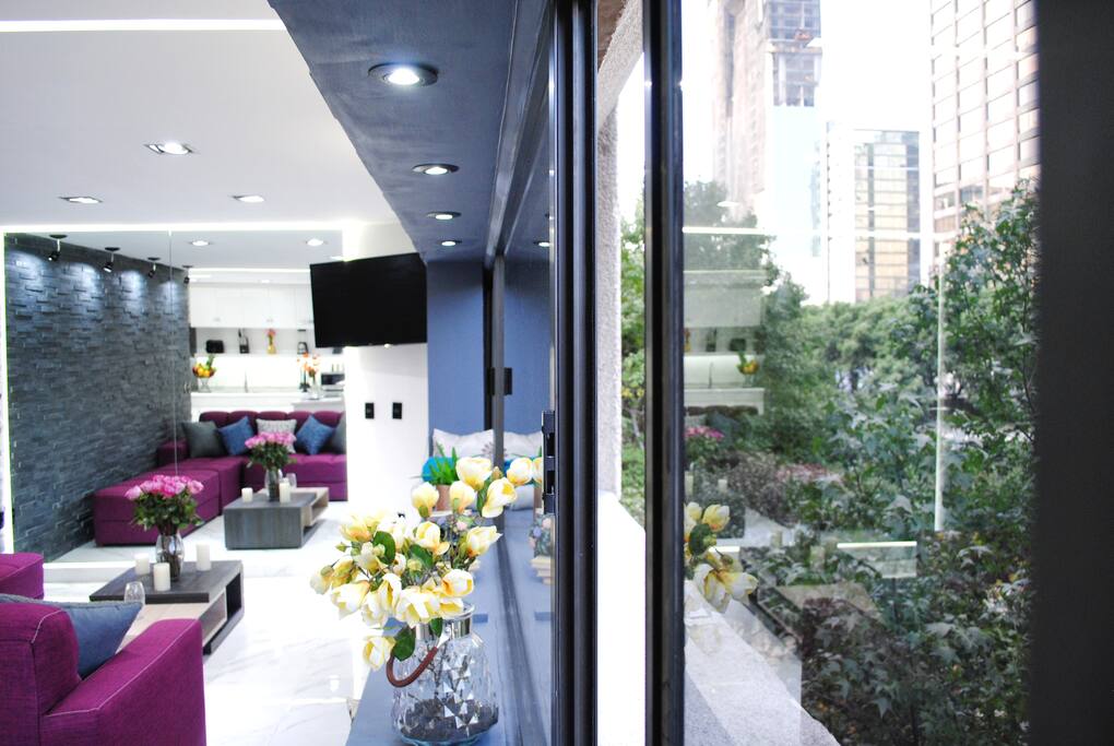 To your right is the Amberes street which takes you to Reforma - 50 meters