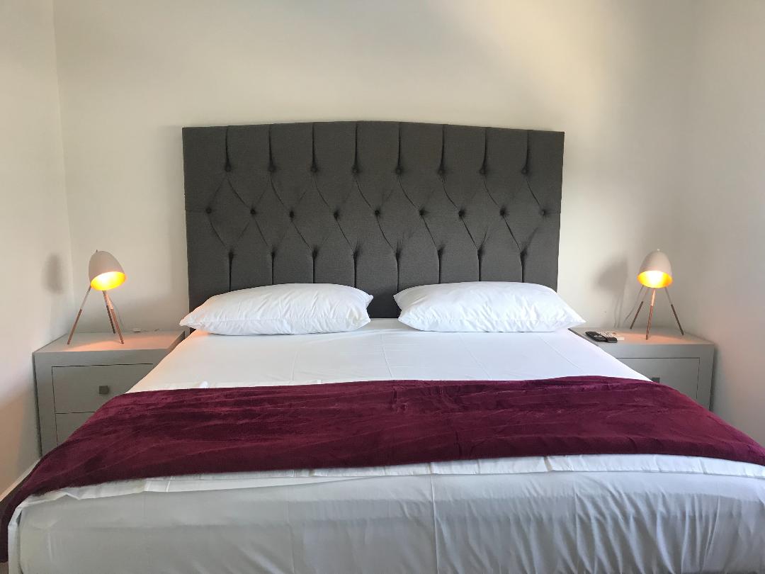 Hlavná spálňa s manželskou posteľou King, 50-palcovou televíziou, klimatizáciou, šatníkom, trezorom a žehličkou, kúpeľňou.