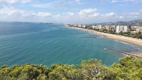 Recently renovated studio with sea views!
