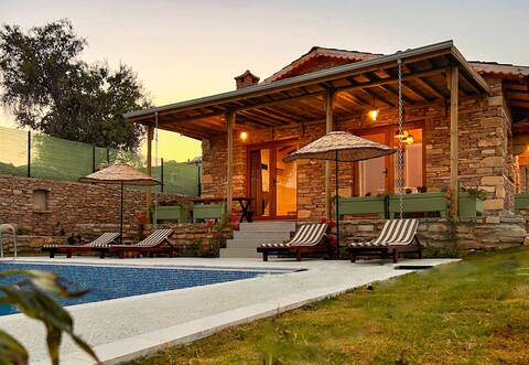 Rustic private cottage w/pool
