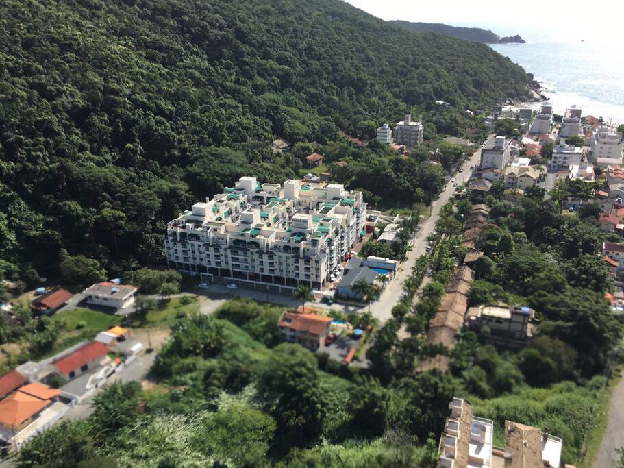 Localizado próximo à praia de bombas