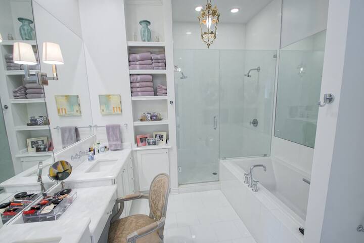 MARDI GRAS MAGIC gallery image 3