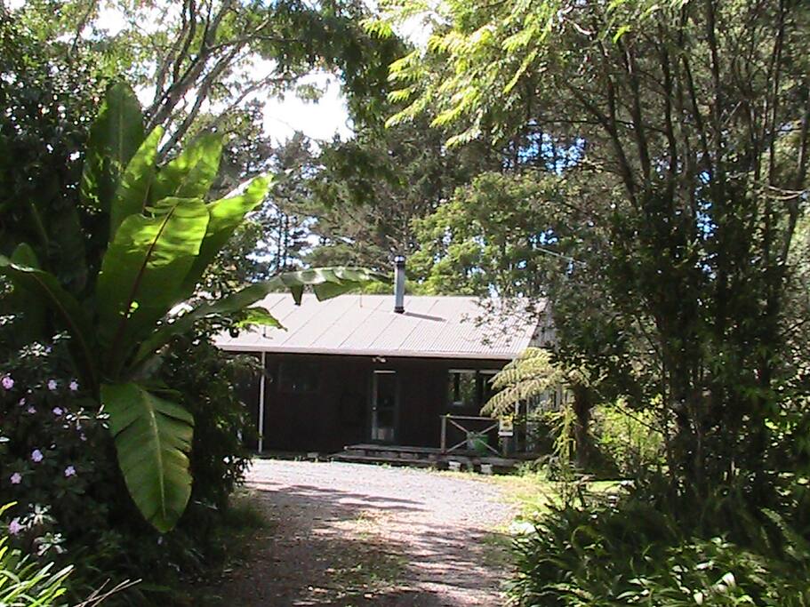 Round about drive way, this is the first house on the left up a shared drive way. 5b Lemon Grove in Waipapa in the Bay of Islands, 20 mintues drive no traffic to Paihia Wharf, see options in top drawer by TV.
