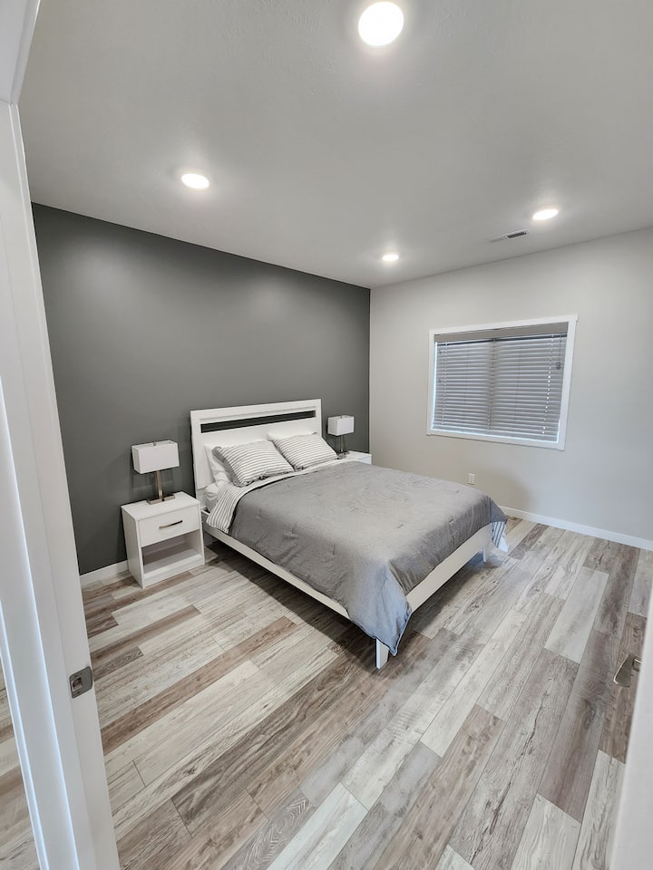 第一间卧室配有标准双人床，最多可入住2人。