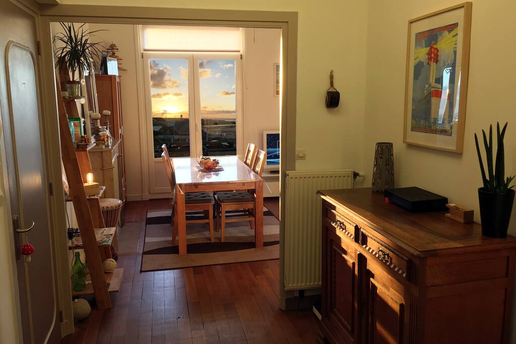 Il s'agit du couloir qui dessert les différentes pièces : salle à manger/séjour, chambre, cuisine, WC. Wifi (20 Mb/sec) dans l'appartement.