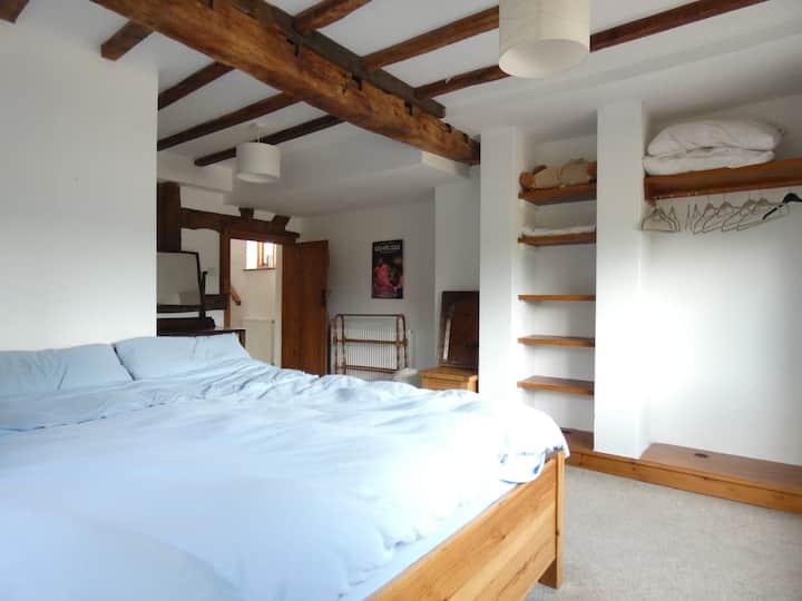 Cama de matrimonio en el dormitorio principal